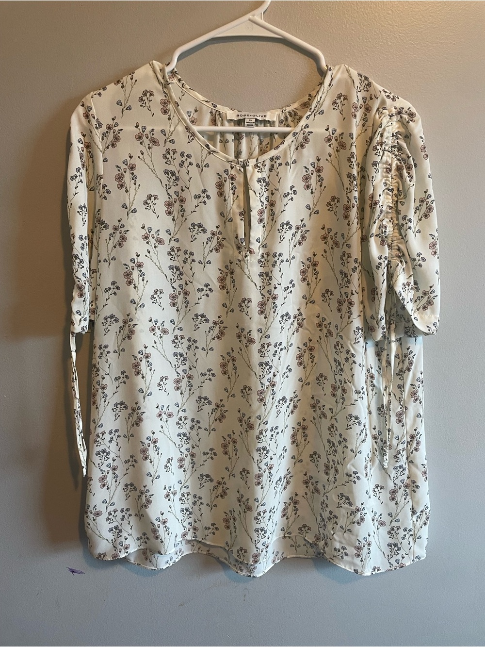 Rose & Olive Cream Floral Short Sleeve Keyhole Blouse